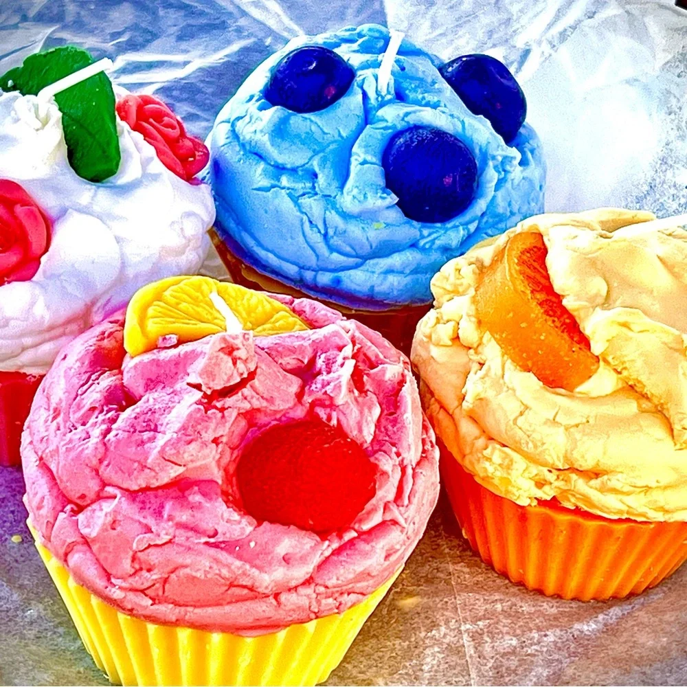 Cupcake candle that smell amazing and looks like real cupcakes.